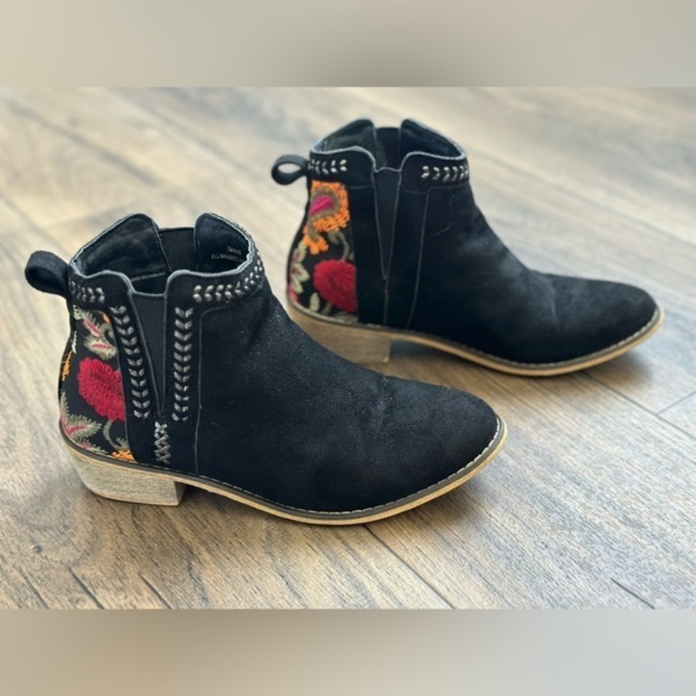 Tiara Topa Black Faux Suede Multi Floral Embroidered Ankle Boots-Women’s‎ Size 7